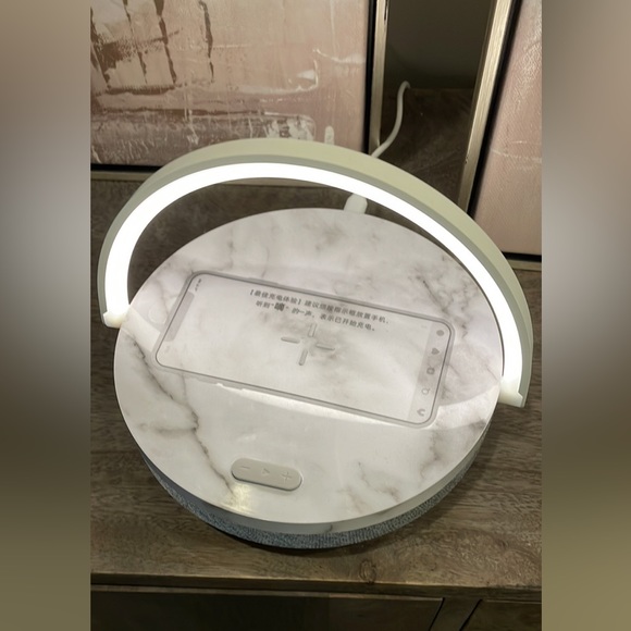 Phone charge + music +light - Picture 2 of 3